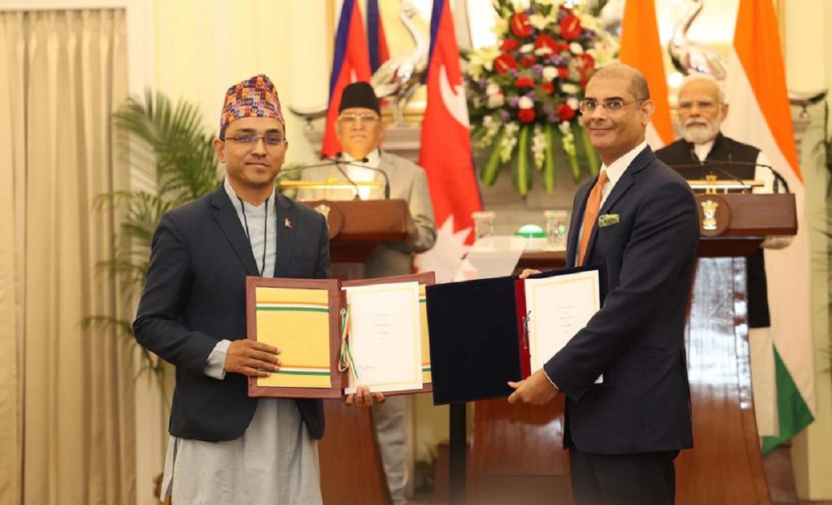 नेपालको नेपाल क्लियरिङ हाउसका सिइओ निलेशमान प्रधान र भारतको एनपिसिआइ इन्टरनेसनल पेमेन्ट्सका सिइओ रितेश शुक्ला अन्तरदेशीय भुक्तानी सम्झौता पत्र आदान–प्रदान गर्दै।